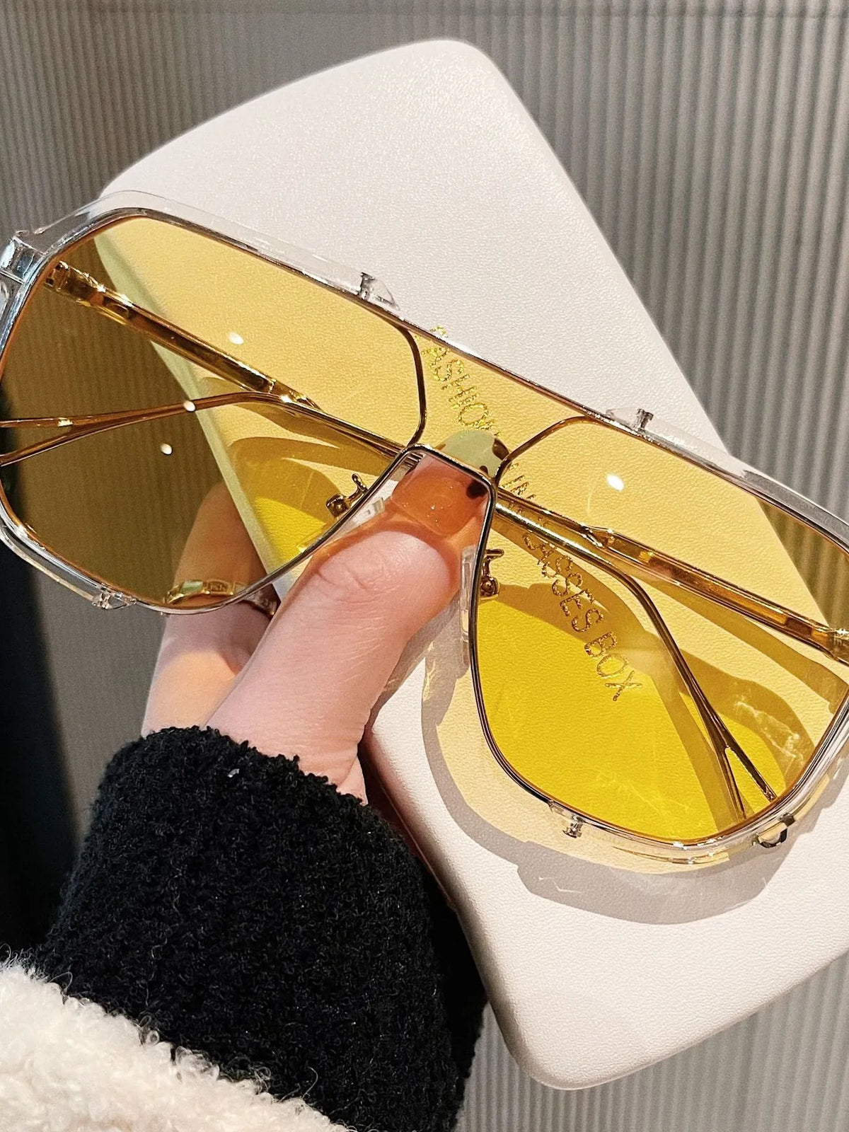 Imported alloy frame oversized sunglasses with metal temples detail