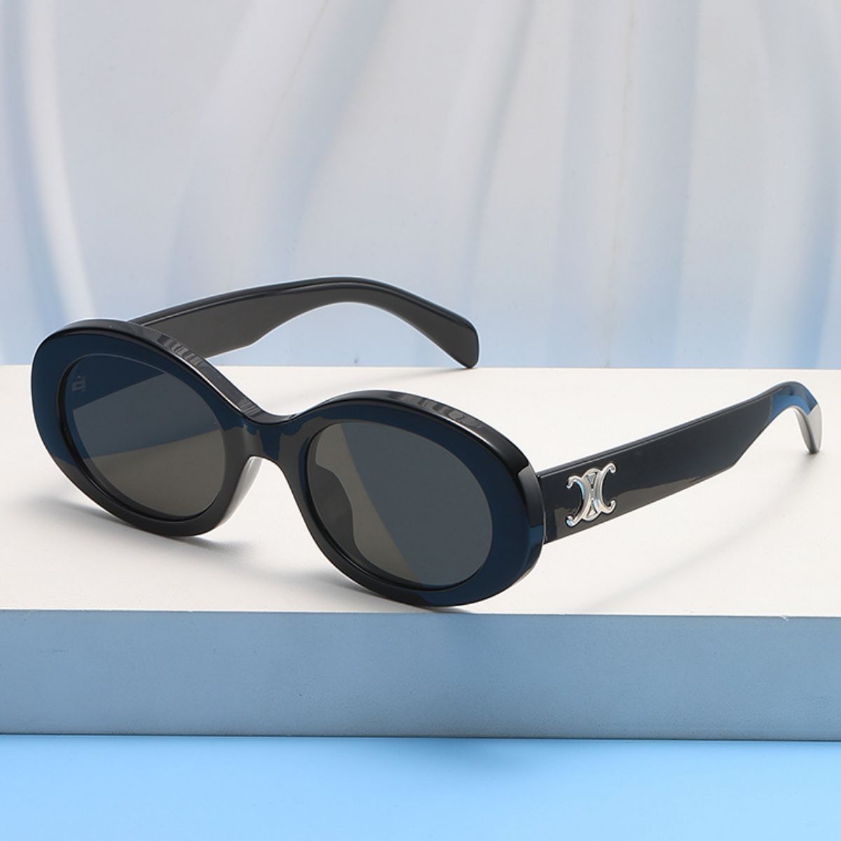 Oval frame fashion sunglasses in acetate on rebellious woman street style 2026