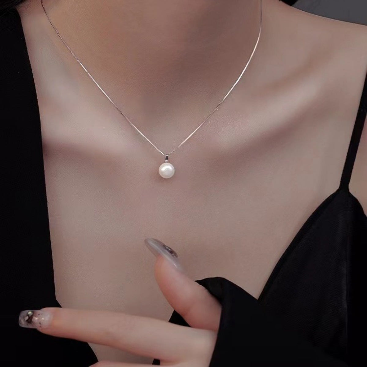 Freshwater pearl pendant necklace in 925 sterling silver on model's neck close-up
