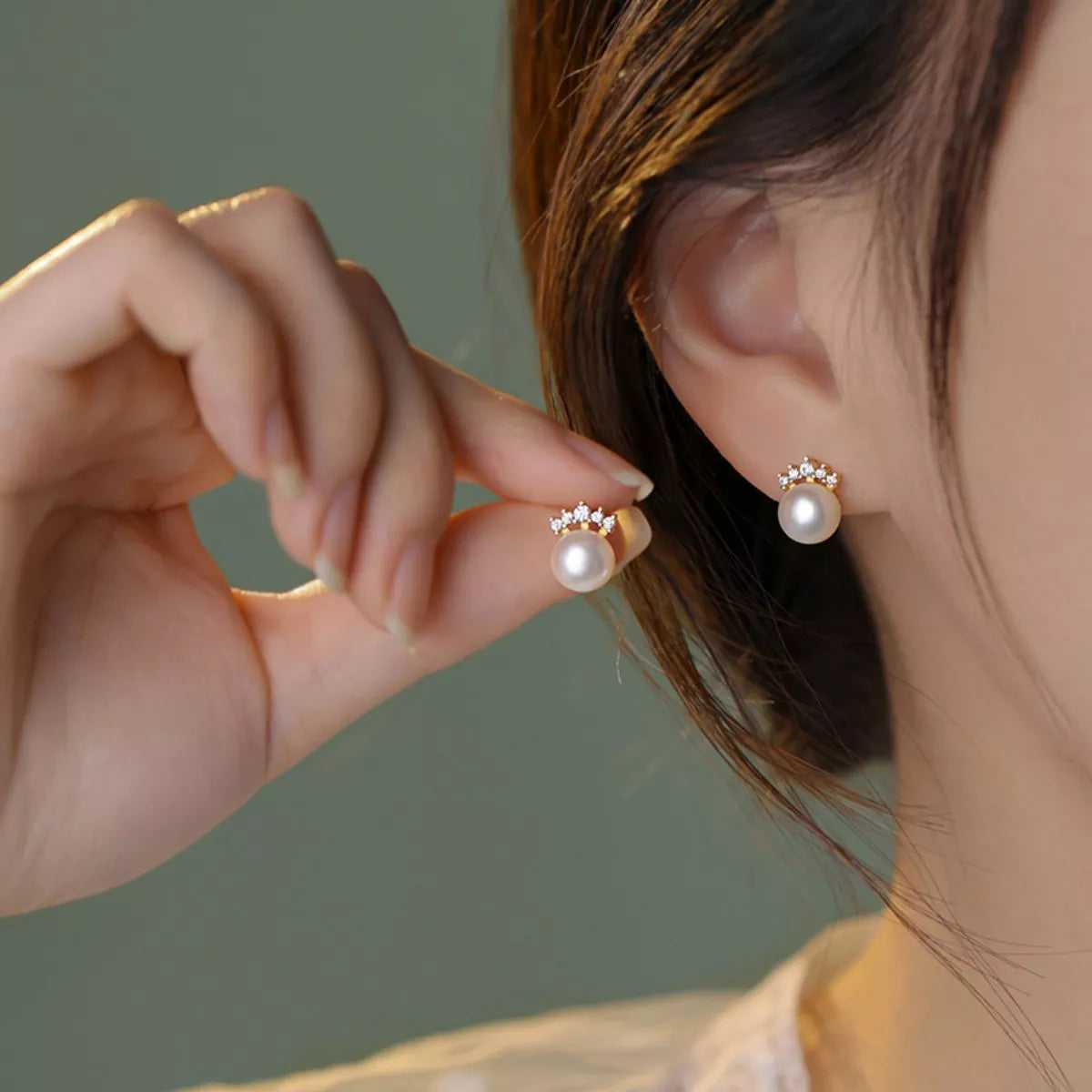 Close-up lustrous freshwater pearl studs with zircon accents 925 silver Rebellious Gal detail