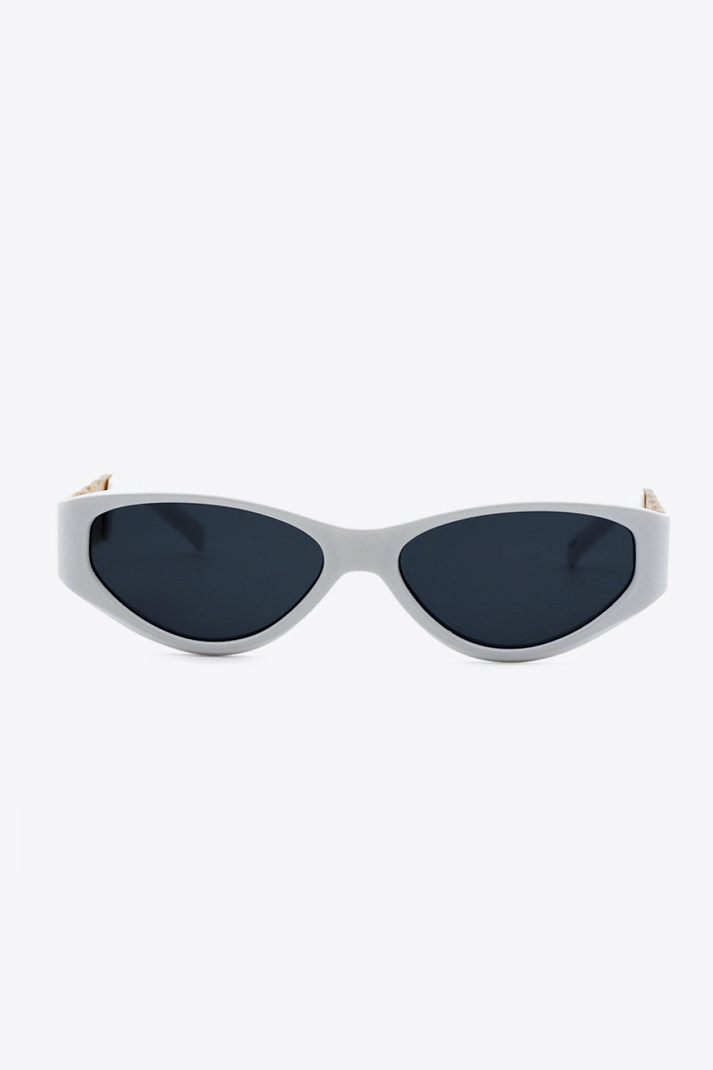 Edgy cat-eye sunglasses with decorative chain