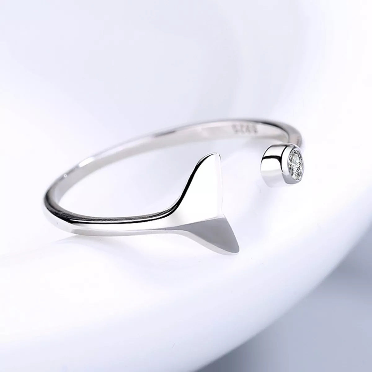 Side profile of whale tail ring showing curvature