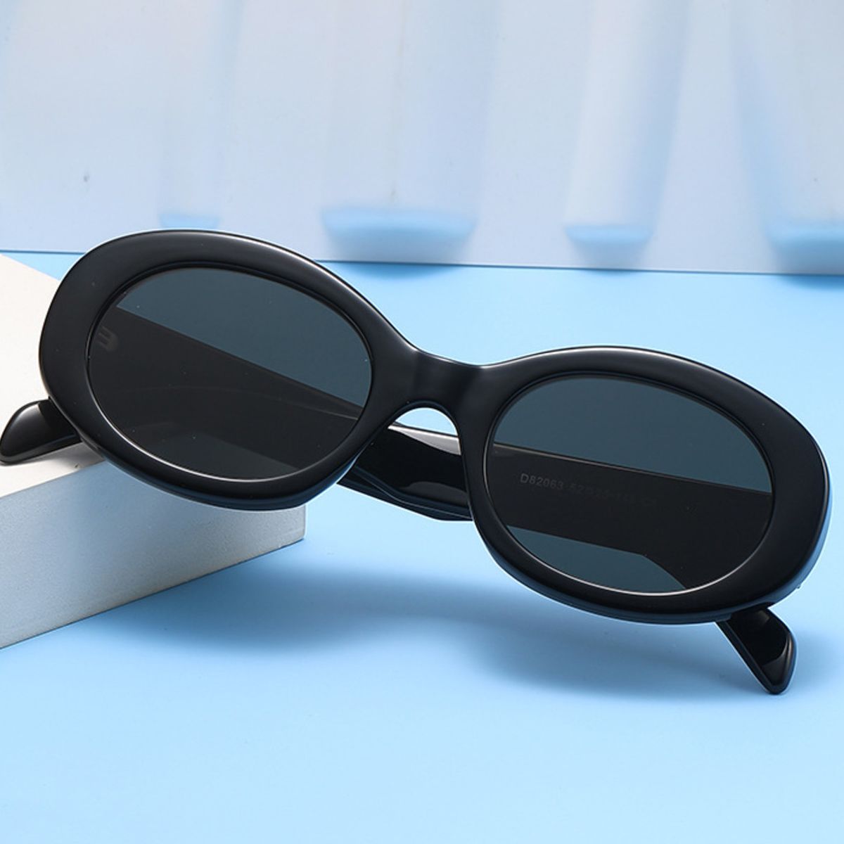 Close-up retro oval sunglasses with UV400 polycarbonate lenses and acetate frame