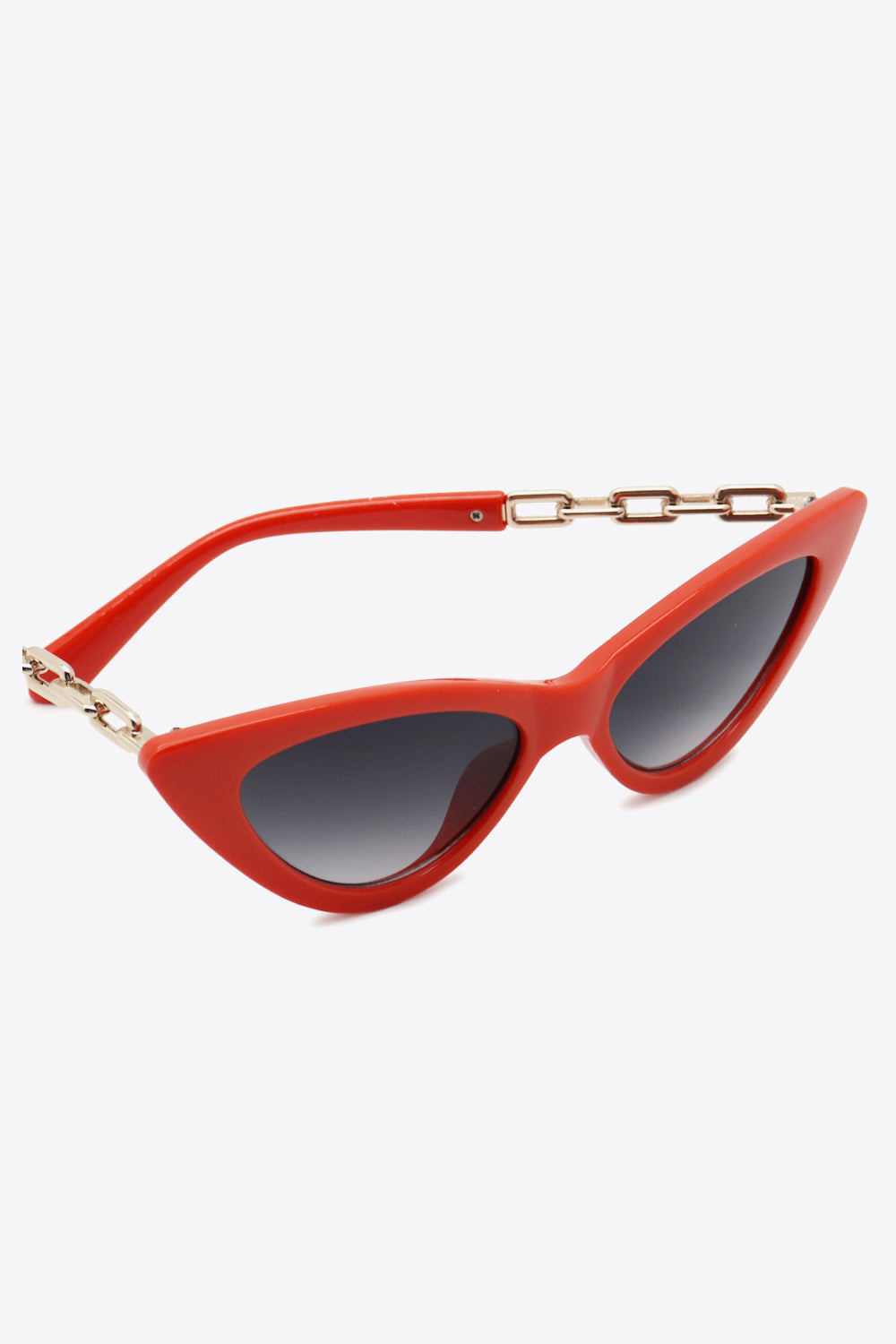 Lightweight polycarbonate cat-eye sunglasses design