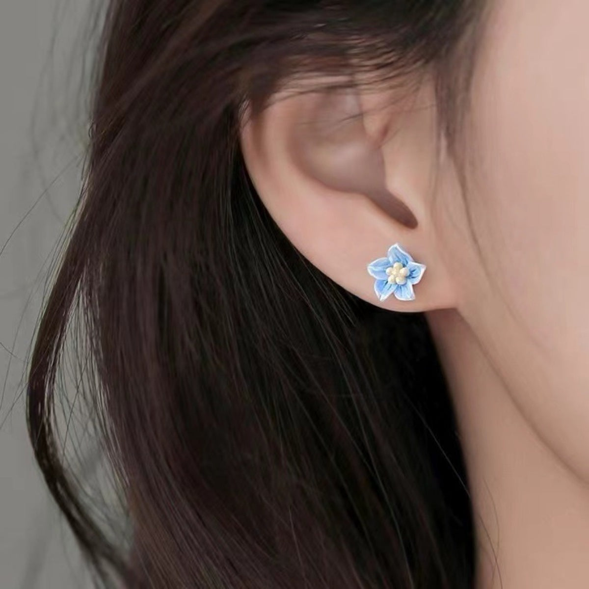 Floral stud earrings with delicate resin design