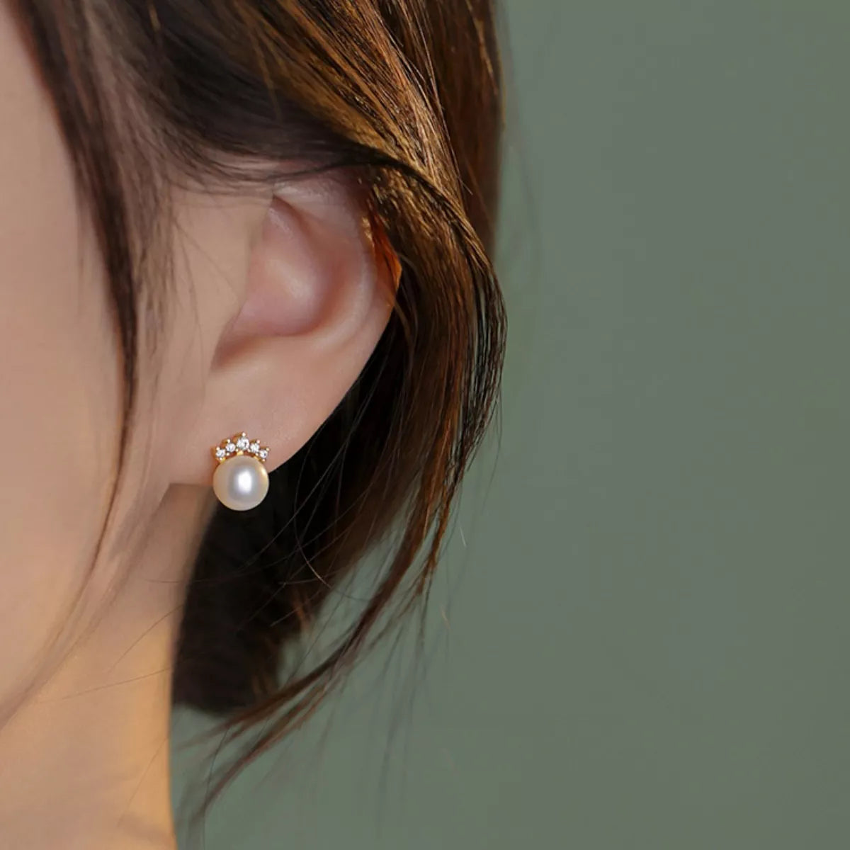 Rebellious Gal pearl stud earrings freshwater pearls zircon worn on model ears