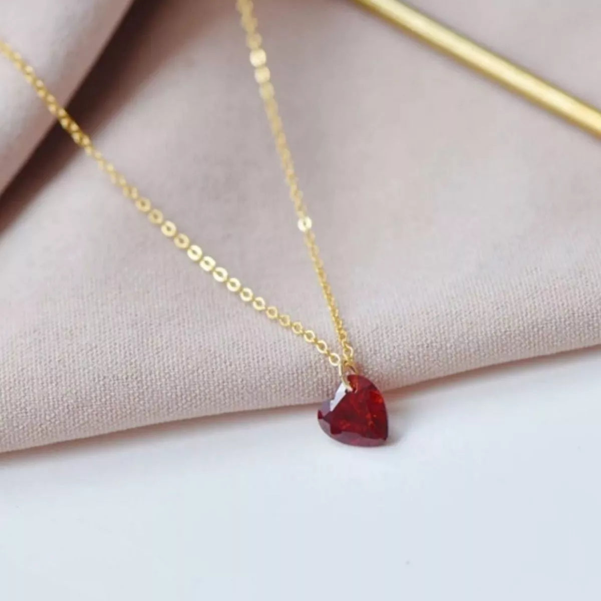 Close-up sparkling zircon heart pendant 925 silver Rebellious Gal detail shot