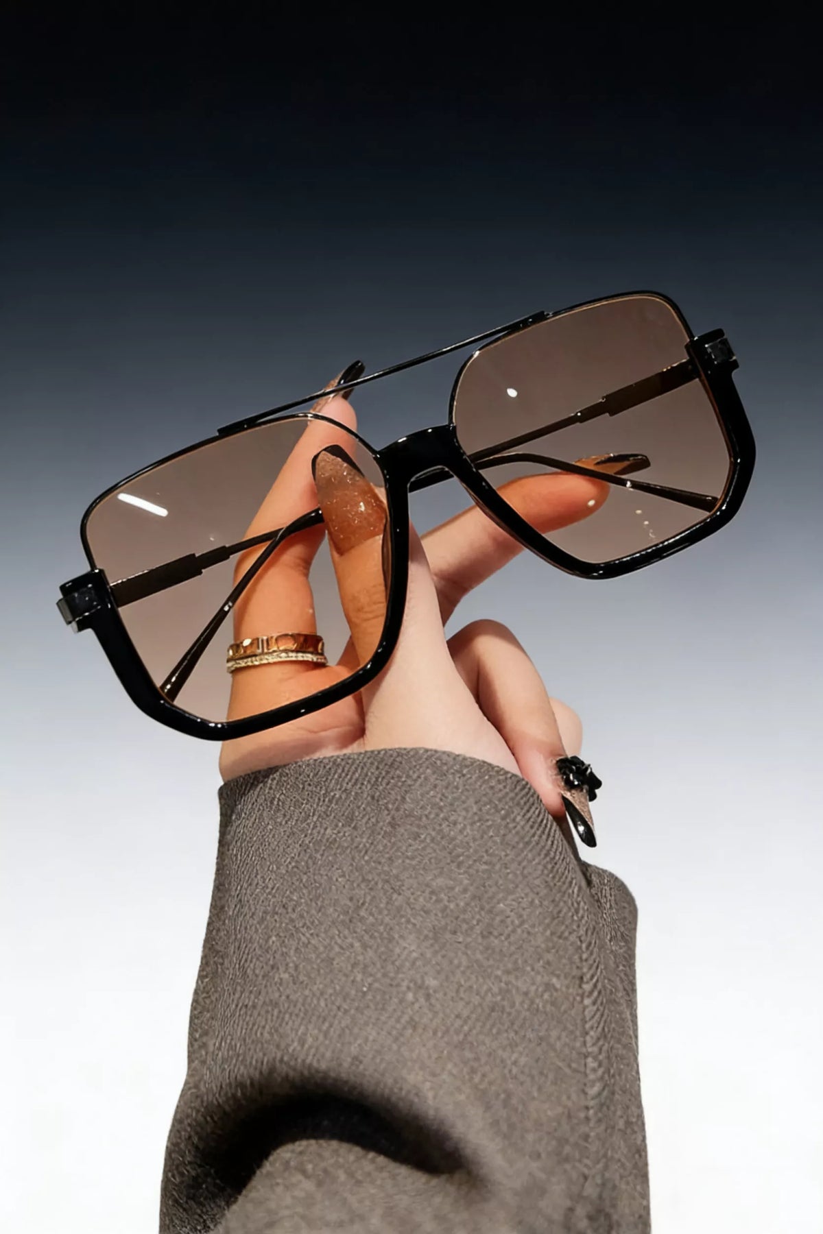 Trendy metal-plastic hybrid frame square sunglasses with UV protection